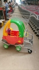 De Supermarkt van beeldverhaaljonge geitjes het Winkelen Karretje met Stuk speelgoed Auto en Baby Seat
